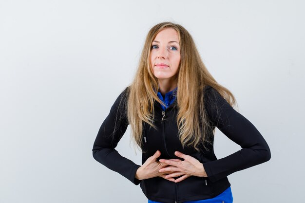 Mujer joven expresiva posando en el estudio