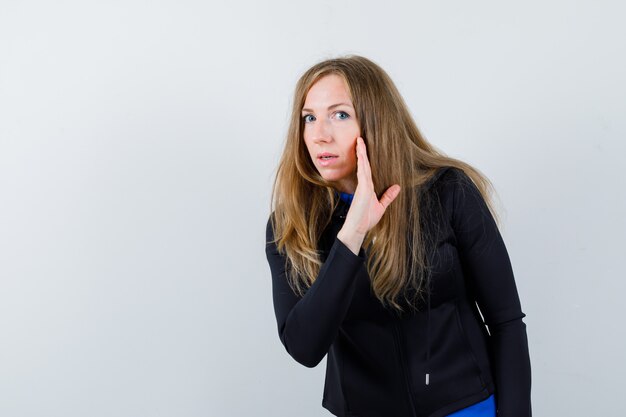 Mujer joven expresiva posando en el estudio