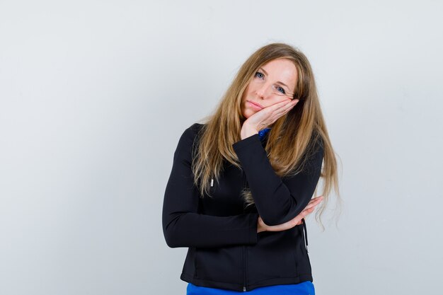 Mujer joven expresiva posando en el estudio