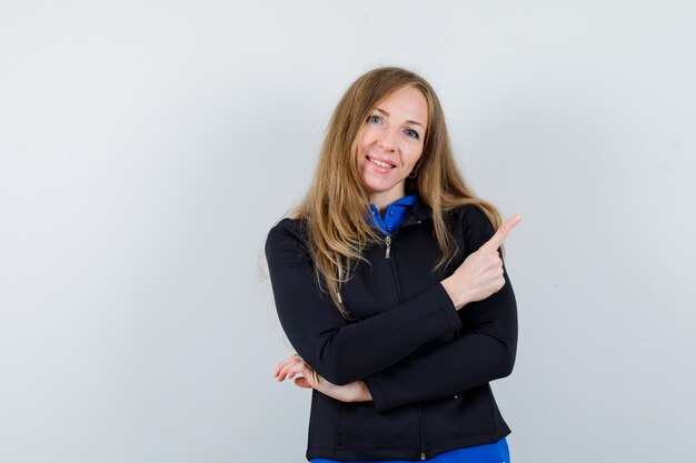 Mujer joven expresiva posando en el estudio