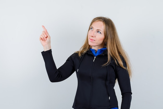 Mujer joven expresiva posando en el estudio