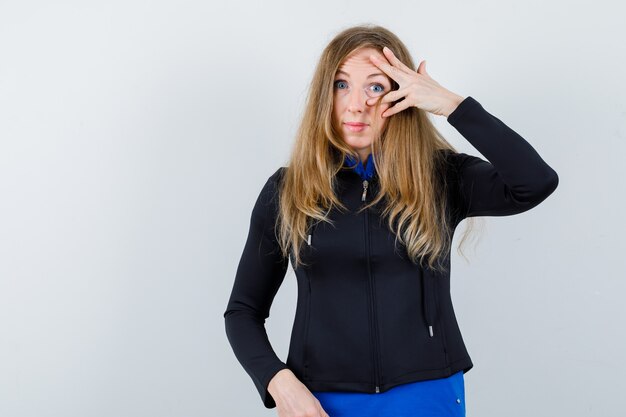 Mujer joven expresiva posando en el estudio