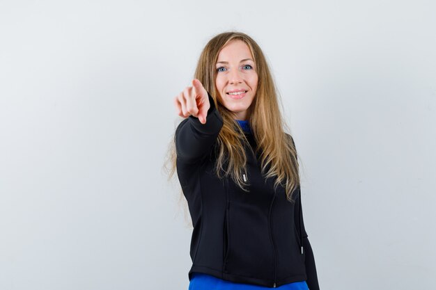 Mujer joven expresiva posando en el estudio