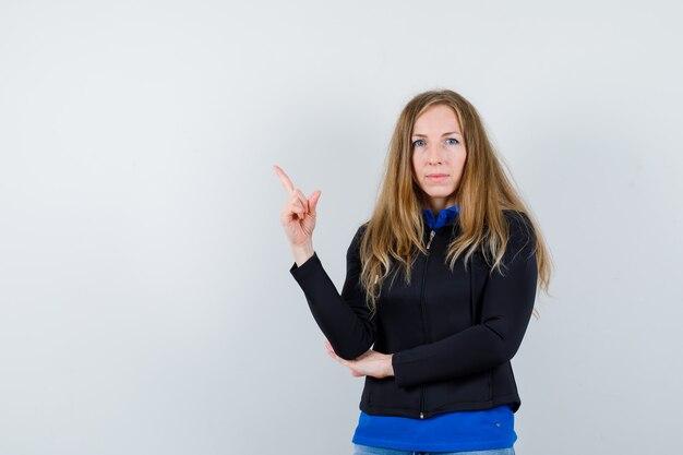 Mujer joven expresiva posando en el estudio