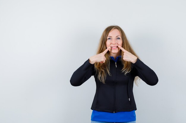 Mujer joven expresiva posando en el estudio