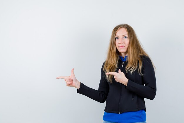 Mujer joven expresiva posando en el estudio