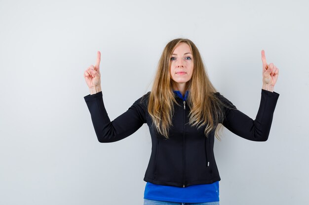 Mujer joven expresiva posando en el estudio