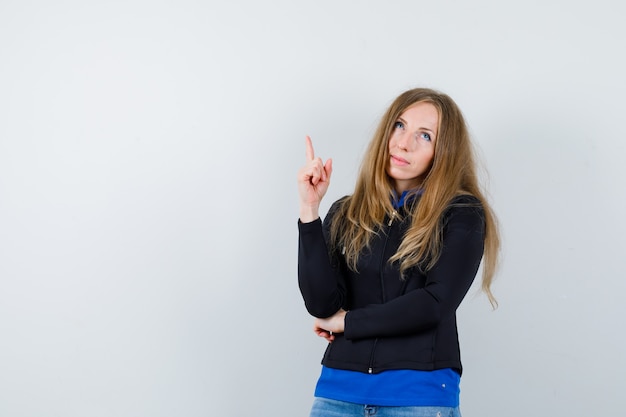 Mujer joven expresiva posando en el estudio