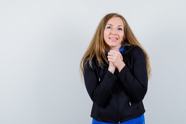 Mujer joven expresiva posando en el estudio