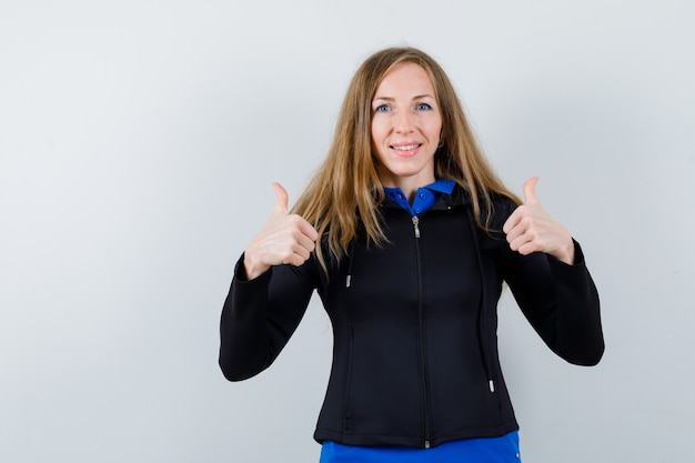 Foto gratuita mujer joven expresiva posando en el estudio