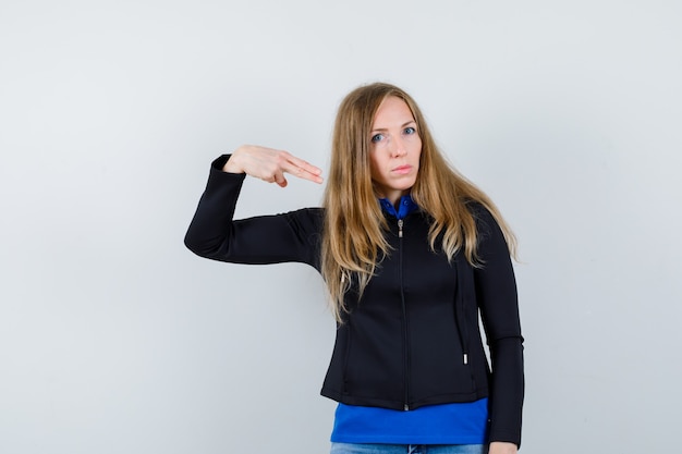 Mujer joven expresiva posando en el estudio