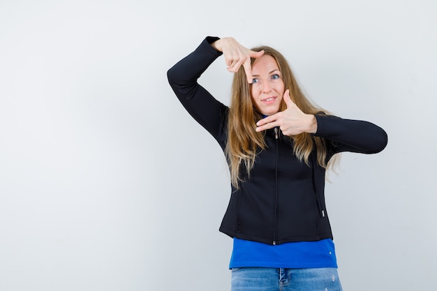 Mujer joven expresiva posando en el estudio