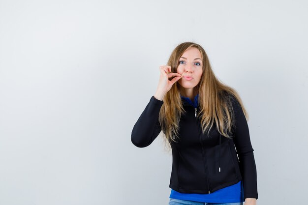 Mujer joven expresiva posando en el estudio