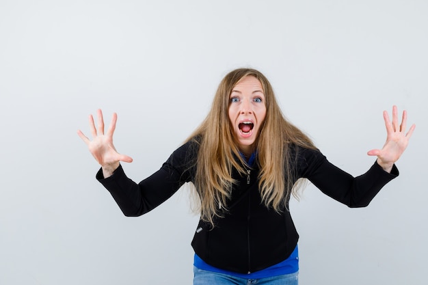 Mujer joven expresiva posando en el estudio