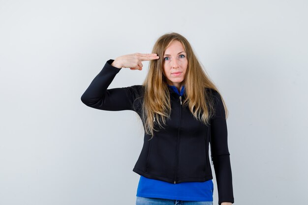 Mujer joven expresiva posando en el estudio