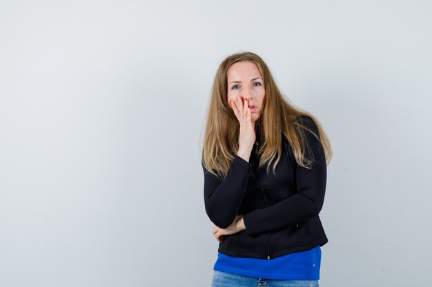 Mujer joven expresiva posando en el estudio