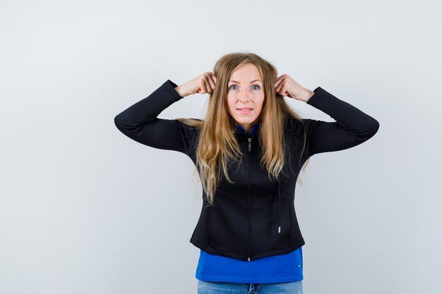 Mujer joven expresiva posando en el estudio