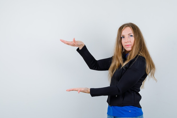Foto gratuito mujer joven expresiva posando en el estudio
