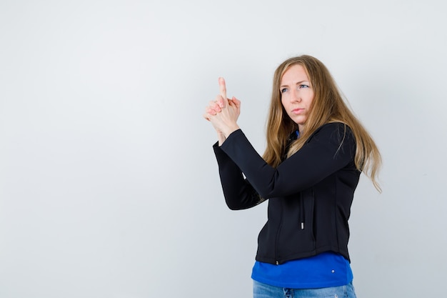 Foto gratuita mujer joven expresiva posando en el estudio