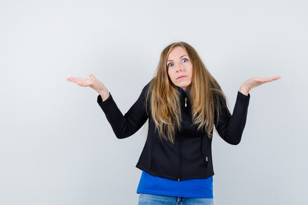 Mujer joven expresiva posando en el estudio