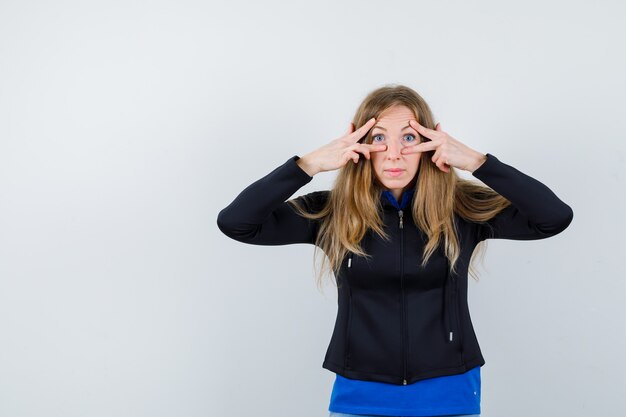 Mujer joven expresiva posando en el estudio