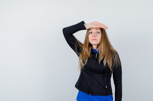 Mujer joven expresiva posando en el estudio