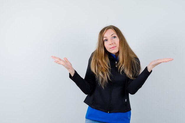 Mujer joven expresiva posando en el estudio