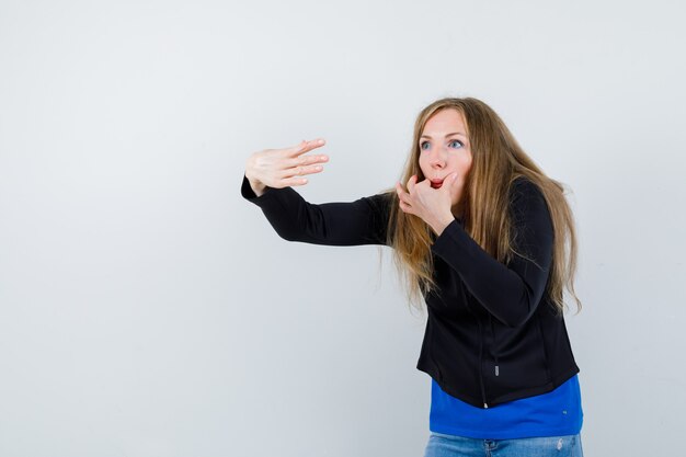 Mujer joven expresiva posando en el estudio