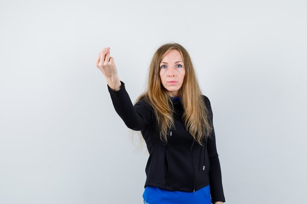 Mujer joven expresiva posando en el estudio