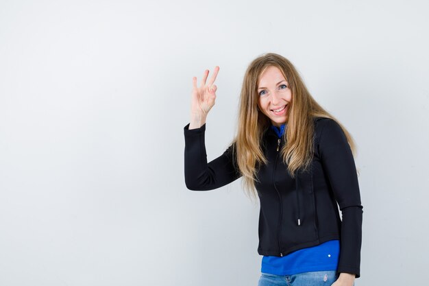 Mujer joven expresiva posando en el estudio