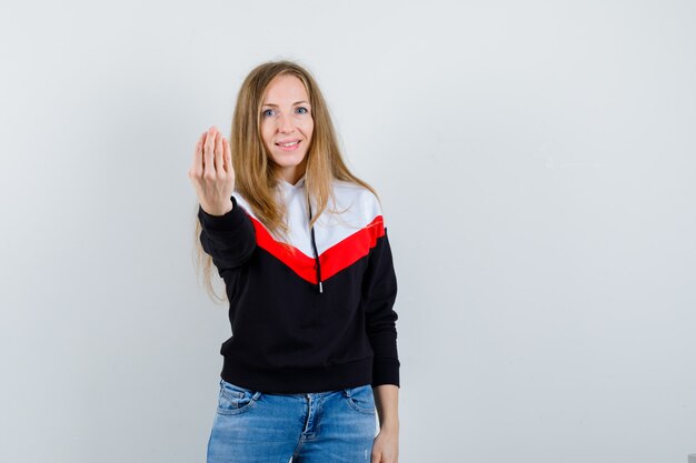 Mujer joven expresiva posando en el estudio