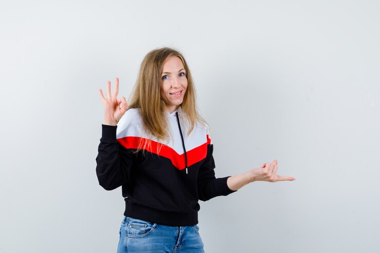 Foto gratuito mujer joven expresiva posando en el estudio