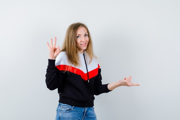 Mujer joven expresiva posando en el estudio