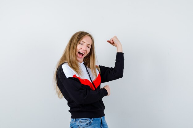 Mujer joven expresiva posando en el estudio