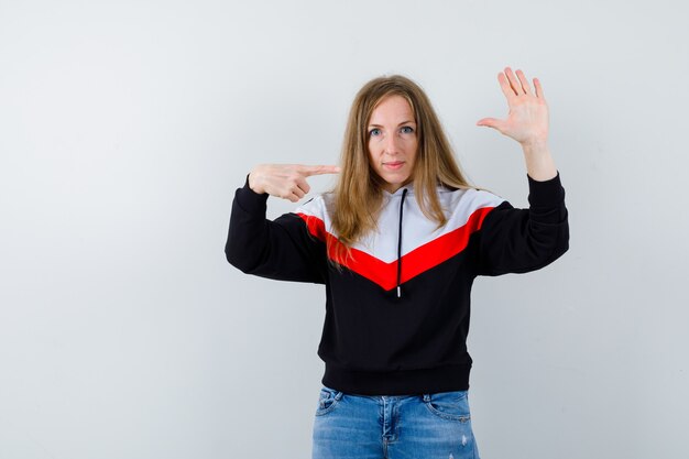 Mujer joven expresiva posando en el estudio