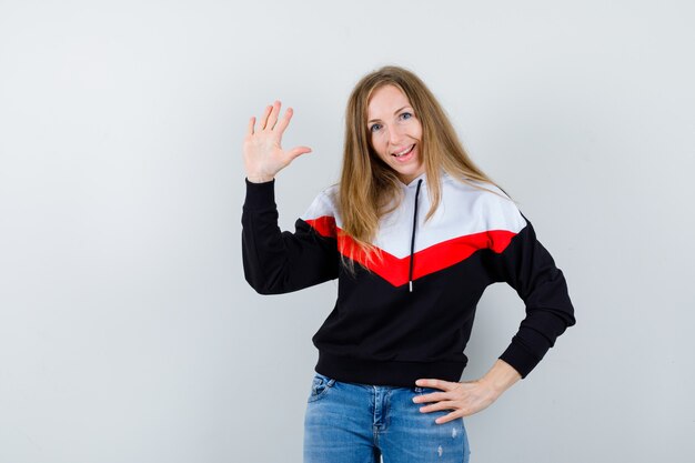 Mujer joven expresiva posando en el estudio