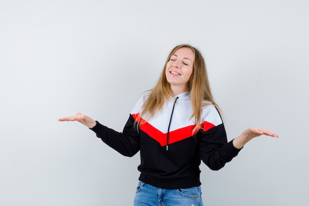 Mujer joven expresiva posando en el estudio