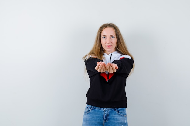 Foto gratuita mujer joven expresiva posando en el estudio