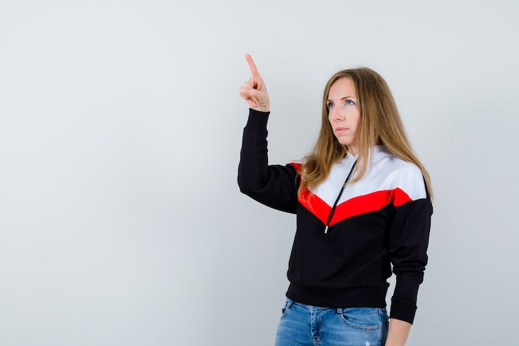Foto gratuito mujer joven expresiva posando en el estudio