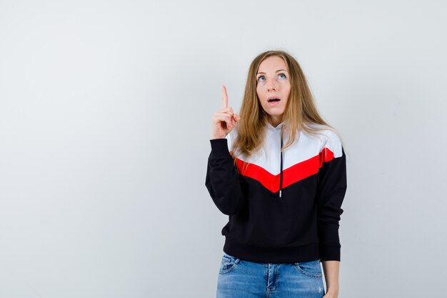 Mujer joven expresiva posando en el estudio