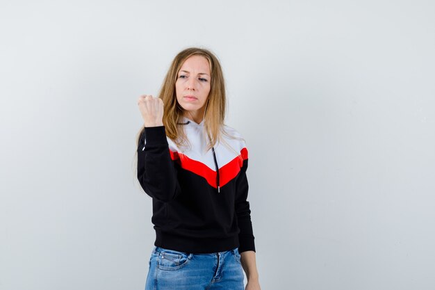 Mujer joven expresiva posando en el estudio