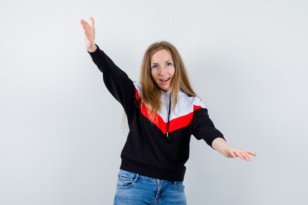 Mujer joven expresiva posando en el estudio