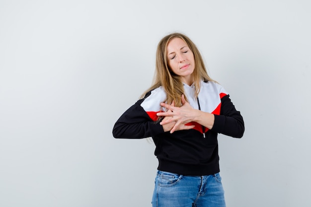 Foto gratuita mujer joven expresiva posando en el estudio