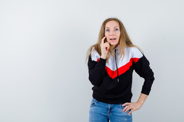 Mujer joven expresiva posando en el estudio