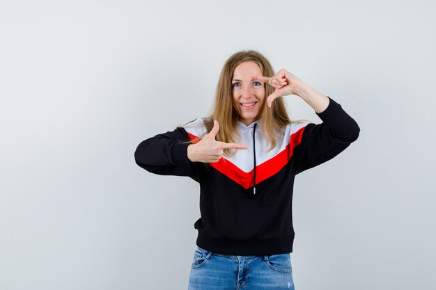 Mujer joven expresiva posando en el estudio