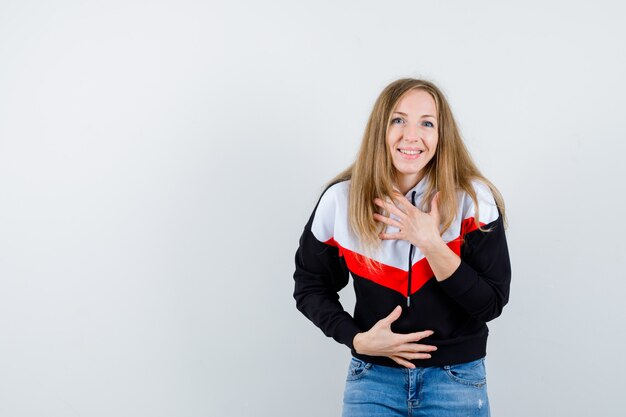 Mujer joven expresiva posando en el estudio