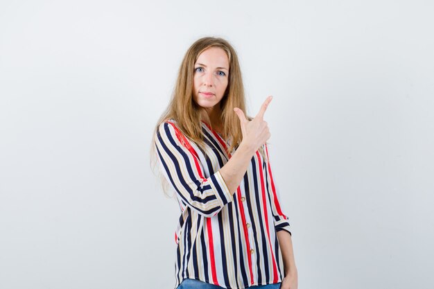 Mujer joven expresiva posando en el estudio