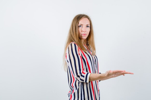 Mujer joven expresiva posando en el estudio