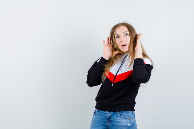 Foto gratuita mujer joven expresiva posando en el estudio