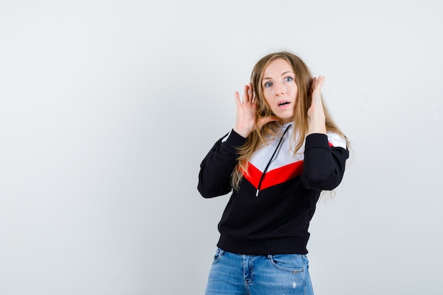 Mujer joven expresiva posando en el estudio